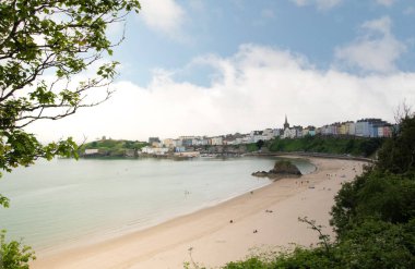 Tenby, Pembrokeshire, Galler - 25 Ocak 2025: Güzel renkli liman binalarıyla Tenby limanına bakıyorum. Blue sk Kuzey Sahili Limanı 