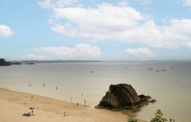 Tenby, Pembrokeshire, Galler - 25 Ocak 2025: Güzel renkli liman binalarıyla Tenby limanına bakıyorum. Blue sk Kuzey Sahili Limanı 