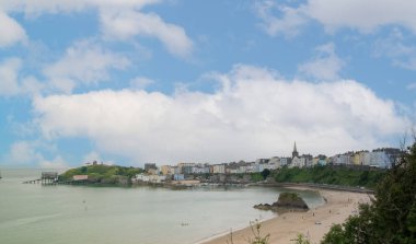 Tenby, Pembrokeshire, Galler - 25 Ocak 2025: Güzel renkli liman binalarıyla Tenby limanına bakıyorum. Blue sk Kuzey Sahili Limanı 