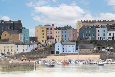 Tenby, Pembrokeshire, Galler - 25 Ocak 2025: Güzel renkli liman binalarıyla Tenby limanına bakıyorum. Blue sk Kuzey Sahili Limanı 