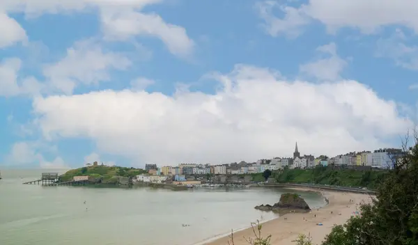 Tenby, Pembrokeshire, Galler - 25 Ocak 2025: Güzel renkli liman binalarıyla Tenby limanına bakıyorum. Blue sk Kuzey Sahili Limanı 