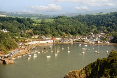 Resimli bir balıkçı köyü pembrokeshire yırtılmış. 