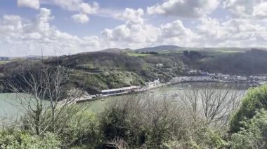 Tatlı balıkçı kasabası Fishguard Pembrokeshire Wales Çikolata kutusu evleri 