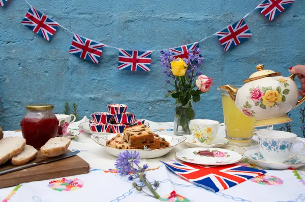 VE GÜNÜ 80. Yıl Kutlamaları Tam anlamıyla İngiliz öğleden sonra çay partisi, Avrupa 'daki Zafer Günü' nden bu yana 80 yıl geçti. 