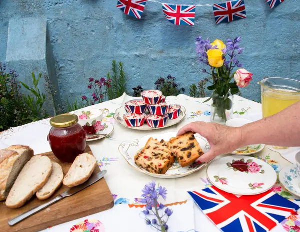 VE GÜNÜ 80. Yıl Kutlamaları Tam anlamıyla İngiliz öğleden sonra çay partisi, Avrupa 'daki Zafer Günü' nden bu yana 80 yıl geçti. 