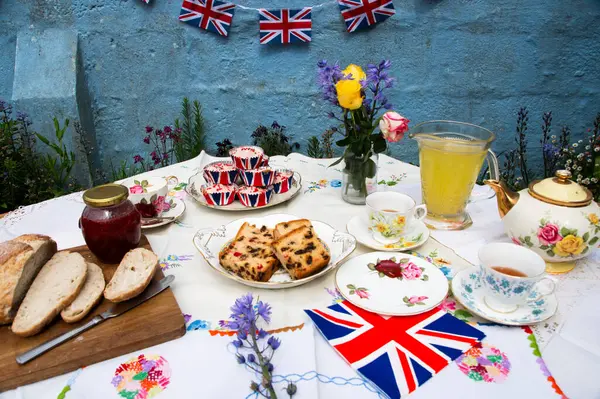 VE GÜNÜ 80. Yıl Kutlamaları Tam anlamıyla İngiliz öğleden sonra çay partisi, Avrupa 'daki Zafer Günü' nden bu yana 80 yıl geçti. 