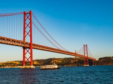 25 Nisan 'da Portekiz' in Belem ilçesi Tagus nehrinden geçen 25 de Abril asma köprüsünün çarpıcı manzarası