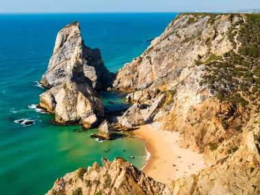 İnanılmaz sarp kayalıklar ve çarpıcı kayalık oluşumlar Ursa plajına (praia da ursa), Cabo da Roca pelerini, Portekiz 