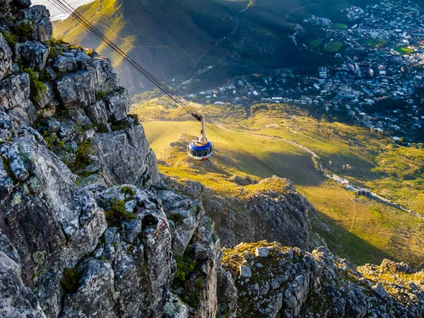 连接开普敦与南非桌山山顶的缆车的壮观景象 — 图库照片