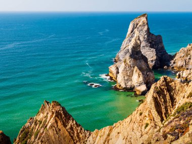 Praia da Ursa (ayı plajı) ve devasa kayalık oluşumları, Ursa ve Gigante taşları, Cabo da Roca pelerini, Portekiz