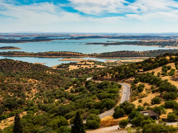 Yuvarlanan tepeleri ve arka planda Alqueva gölü olan muhteşem manzara, Monsaraz, Portekiz 
