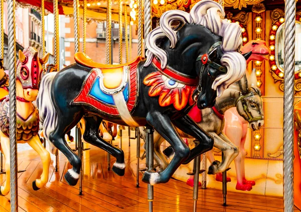 Prachtig Zwart Vliegend Paard Met Traditioneel Schilderwerk Een Glanzende Vintage Stockfoto