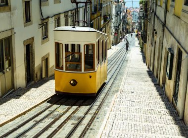 Lizbon, Portekiz 'in tarihi merkezinde faaliyet gösteren ünlü Elevador Da Bica' nın çarpıcı manzarası.