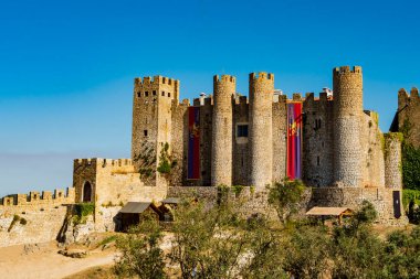 Portekiz 'in Oeste bölgesindeki iyi korunmuş ortaçağ kalesi Obidos Kalesi' nin çarpıcı manzarası