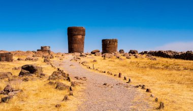 Sillustani arkeolojik alanı ve ikonik cenaze kuleleri, Puno bölgesi, Peru