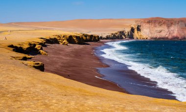 Paracas Ulusal Rezervi, Ica Bölgesi, Peru 'daki Kızıl Kumsal' ın çarpıcı manzarası