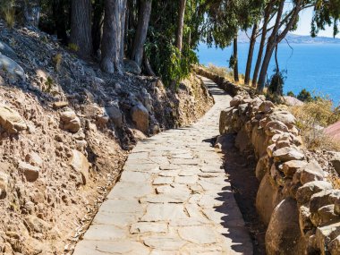 Taquile adasındaki manzara taşı yolu, Titicaca Gölü, Puno bölgesi, Peru