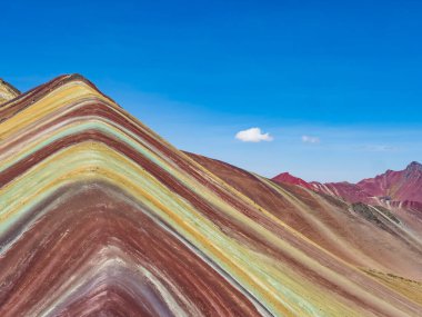 Pırıl pırıl güneşli bir günde, Vinicunca dağının göz alıcı renkleri, Cusco bölgesi, Peru