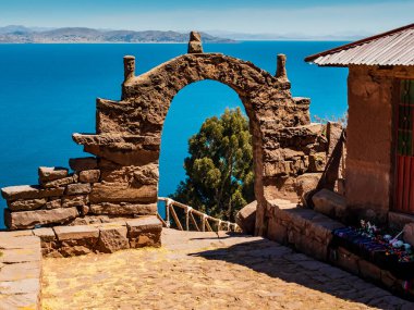 Tipik taş kemerli Taquile adasındaki inanılmaz manzara, Titicaca Gölü, Puno bölgesi, Peru