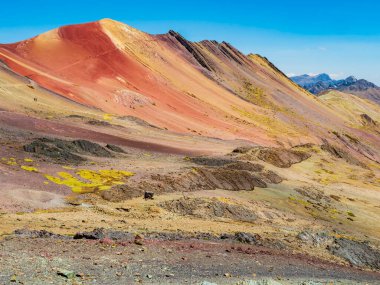 Peru 'nun Cusco bölgesinde yer alan görkemli gökkuşağı dağı Vinicunca Vadisi' nde çarpıcı bir manzara.