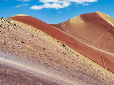 Vinicunca gökkuşağı dağı, Cusco bölgesi, Peru 'nun yanında Kızıl Vadi' nin (valle rojo) etkileyici renkleri