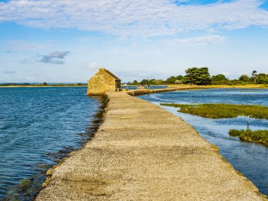 Güneşli bir günde Arz Adası 'ndaki gelgit değirmeni ve hendeğinin inanılmaz manzarası, Morbihan Körfezi, Brittany, Fransa. Yüksek kalite fotoğraf