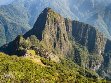 Machu Picchu, Peru 'nun güneyindeki Doğu Cordillera bölgesinde yer alan 15. yüzyıldan kalma bir İnka kalesidir.. 