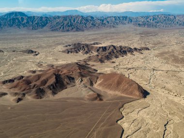 Nazca hatları, Peru 'nun güneyindeki Nazca Çölü topraklarında üretilen bir grup geogliftir. M.Ö. 500 ile 500 yılları arasında çöl tabanında depresif ya da sığ kesikler oluşturulmuştur.