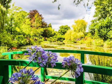 Önünde Japon köprüsü olan Monets bahçesinin etkileyici manzarası, Giverny, Fransa. Yüksek kalite fotoğraf