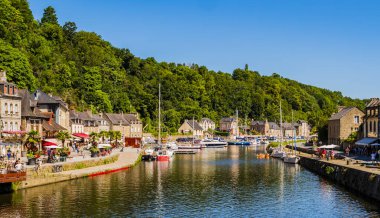 Dinan, Fransa 'nın kuzeybatısında Cotes-dArmor bölgesinde yer alan bir Breton kasabasıdır. Uzun yıllar boyunca, Dinan 'daki Rance nehri üzerindeki köprü nehrin en kuzeyindeki geçiş noktasıydı.