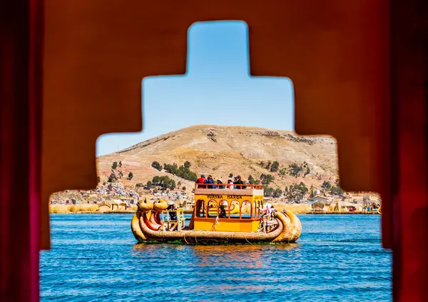 Uru veya Uros, Bolivya ve Peru 'nun yerli halklarından biridir. Sazlık yapmak ve adaları kendileri yapmak için kurutulmuş Totora kamışları kullanıyorlar.