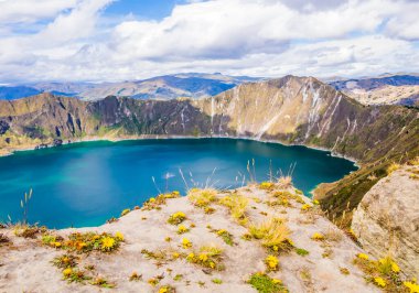 Quilotoa, Ekvador And Dağları 'nda su dolu bir krater gölüdür. 3 km genişliğindeki kaldera, yaklaşık 800 yıl önce meydana gelen feci bir patlamanın ardından bu volkanın çökmesiyle oluşmuştur..