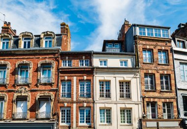 Honfleur tarihi merkezindeki tipik tarihi binalar sırası, Normandiya, Fransa 