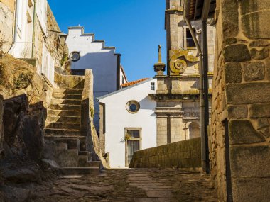 Porto 'nun tarihi merkezinde, tipik beyazlatılmış evler ve taş anıtlarla dolu çarpıcı bir kaldırım taşı sokak. Portekiz. 
