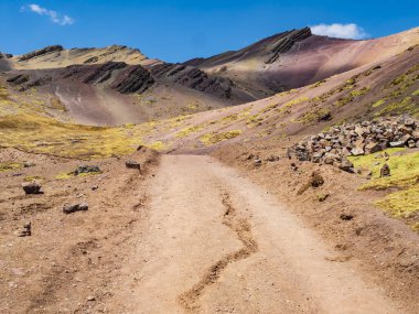 Vinicunca ya da Winikunka, Peru 'nun And Dağları' nda yer alan bir dağdır. Dağın yedi rengi mineralojik bileşiminden kaynaklanıyor.