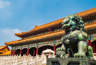 Yasak Şehir, Çin 'in Pekin şehrinde bulunan bir imparatorluk sarayı kompleksidir. 24 Ming ve Qing Hanedanlığı İmparatorlarının evi ve Çin 'in siyasi güç merkeziydi.