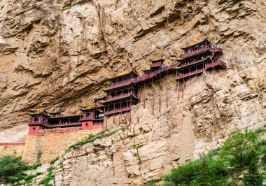 1500 yıldan fazla bir süre önce inşa edilen bu tapınak Hunyuan County 'deki Heng Dağı' nın kıyısındaki dik bir uçurumda yer almaktadır.