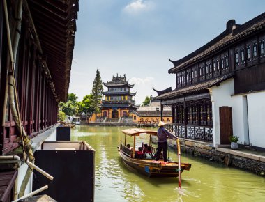 Zhujiajiao, Şangay 'ın dışında bir su kasabasıdır. Köyü geçen kanallar ve tipik taş köprüler nedeniyle buraya aynı zamanda Çin Venedik deniliyor.