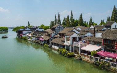 Zhujiajiao, Şangay 'ın dışında bir su kasabasıdır. Köyü geçen kanallar ve tipik taş köprüler nedeniyle buraya aynı zamanda Çin Venedik deniliyor.