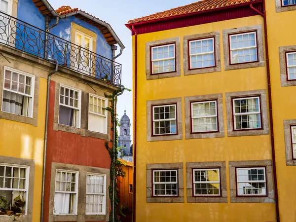 Largo da Pena Ventosa, Porto 'nun tarihi merkezi olan Se ve Ribeira semtlerinde yer alan ve kaldırımlı cadde ve meydanlarıyla tanınan bir şehirdir. Meydan parlak renkli evleri, moda kafeleri ve zanaat atölyeleriyle ünlüdür.