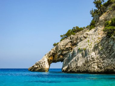 Cala Goloritze, Sardunya 'nın en çok çağrıştıran plajlarından biridir. 1962 yılında bir heyelan tarafından oluşturulan dağ, koydan 143 metre yükseklikte ve doğal kemeriyle ünlüdür.
