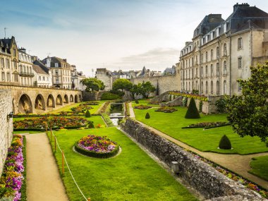 The Chateau de IHermine, 17. yüzyılda bir saraya dönüştürülmüş eski bir kaledir. Brittany Dükleri 'nin 13. ve 16. yüzyıllar arasındaki ikametgahıydı.