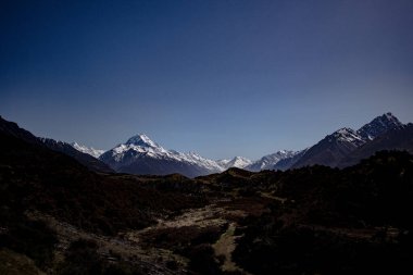 Hooker Valley yürüyüşü, Cook Ulusal Parkı, Yeni Zelanda. İlkbahar yürüyüşü.