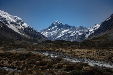 Hooker Valley yürüyüşü, Cook Ulusal Parkı, Yeni Zelanda. İlkbahar yürüyüşü.
