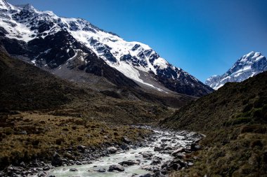 Hooker Valley yürüyüşü, Cook Ulusal Parkı, Yeni Zelanda. İlkbahar yürüyüşü.