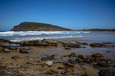Yeni Zelanda 'daki Cannibal Bay plajı. Bahar günü