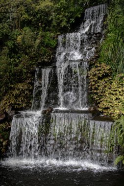 Şelale bir uçurumun bir çok basamağından aşağı dökülüyor.