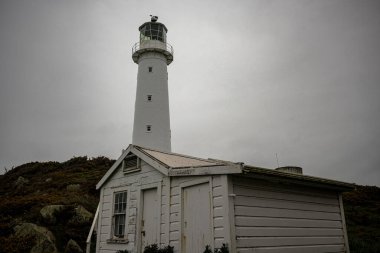 Cape Egmont Deniz Feneri, Taranaki, Yeni Zelanda. Kara yağmurlu bir günde vuruldu