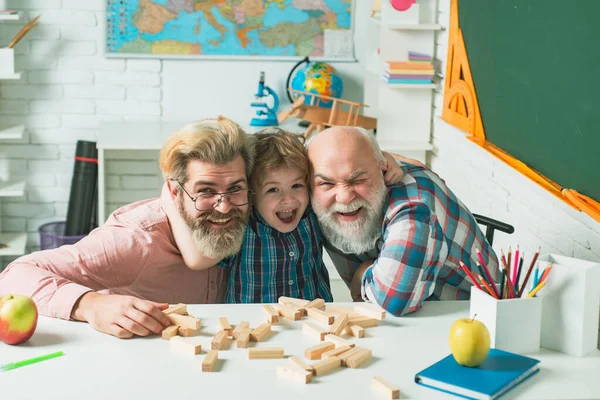 Dědeček Otec Syn Hrají Hry Muži Generace Šťastný Malý Chlapec — Stock fotografie