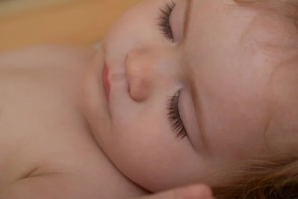 침대에서 아기의 얼굴을 클로즈업합니다 아이들 클로즈업 — 스톡 사진
